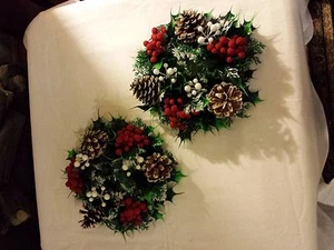 2 Vintage Weihnachten Kunststoff Kerzenring Kränze 3&1/4 Zoll öffnende Beeren Tannenzapfen - Bild 1 von 3