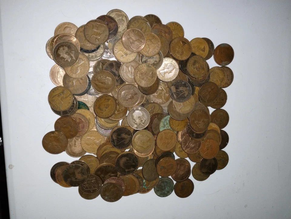 100 Large English Pennies, British Great Britain , UK Penny Lot (I’m Not Sure) - Image 1 of 1