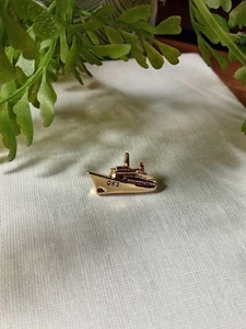 Cunard QE2 Gold Cruise Ship Pin Badge Brooch Lapel Queen Elizabeth II Souvenir  - Foto 1 di 4