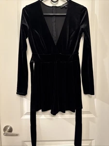 Lulus Decorated in Love Schwarz Samt Langarm Strampler Damen Gr. S Mini/ Micro - Bild 1 von 3