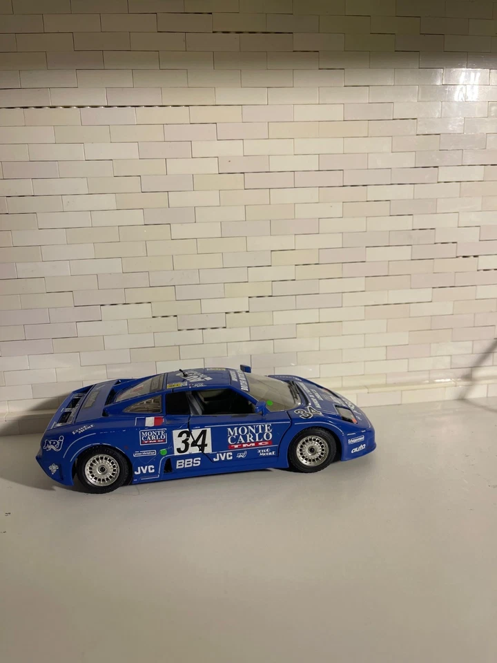 lotto 2 modellini scala 1:24, bugatti 11gb, jaguar xj220 - Immagine 1 di 4