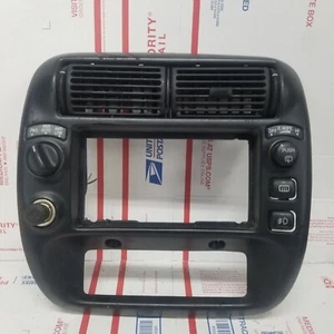 95-04 Ford Explorer Mountaineer Dash Trim Radio Bezel W/ Vents OEM XP5 - Picture 1 of 18