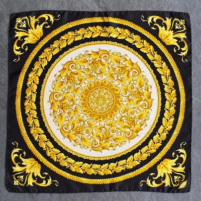Cachecol Gianni Versace gola de seda estampa barroca tamanho 17" em ouro preto marfim - Imagem 1 de 4