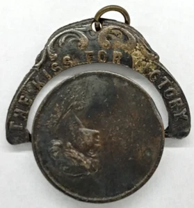 Antiker "Der Kuss um den Sieg" Spinner Anhänger - A. Alberts Jewelers Dallas, TX - Bild 1 von 2
