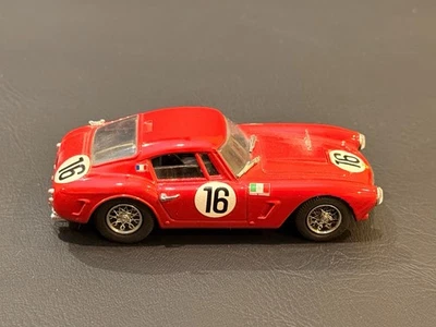 Coche de carreras Bang modelo Ferrari 250 GT SWB rojo #16 1:43 Foto 1 de 4