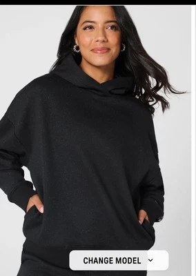 Sudadera con capucha Fabletics Go-To para mujer talla grande negra brillante con bolsillos Foto 1 de 4