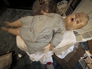 Vintage Puppe Porzellan Keramik Schlafaugen Baby 20er Jahre Herz Kleid Spuk Spooky - Bild 1 von 7