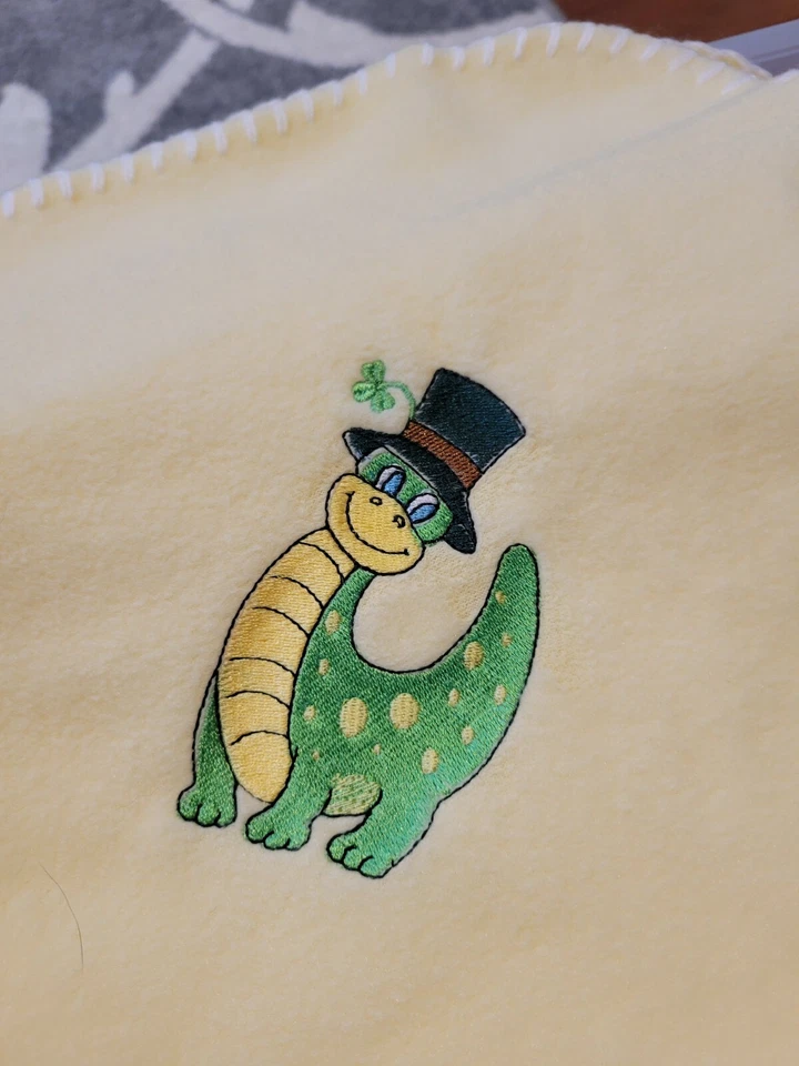 Флисовое детское одеяло с вышивкой желтым динозавром - Изображение 1 из 1