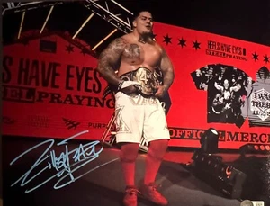 Zilla Fatu foto autografata 11 x 14 su rampa - Foto 1 di 1