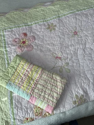 Funda de cama acolchada para niñas de granero de cerámica flores rosas 84”X 66”. Foto 1 de 4