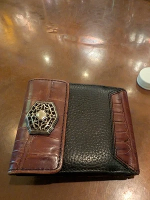 Carteira masculina de couro bifold Brighton marrom acabamento de crocodilo fecho de filigrana prata - Imagem 1 de 4