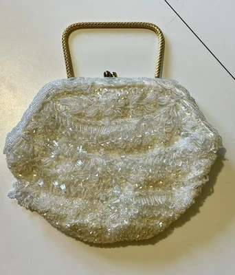 BOLSA CLUTCH BRANCA VINTAGE 1950 - DETALHADA com contas e lantejoulas - FORMAL DE CASAMENTO - Imagem 1 de 4