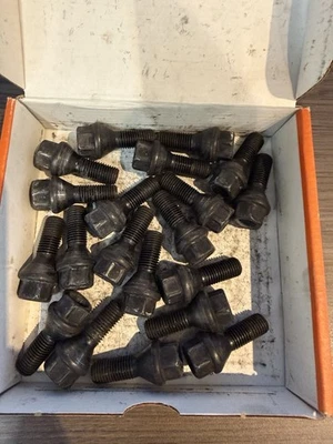 BMW 128I 2012 pernos de tuerca Foto 1 de 2