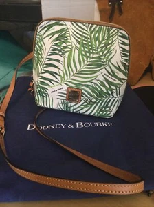 Bolso de mano pequeño Dooney & Bourke verde/blanco con fronda de helecho con cremalleras alrededor - Imagen 1 de 13