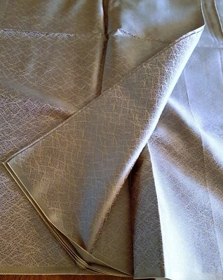 Tissus en satin gris et filet or  - 470 cm x 90 cm - Photo 1/4