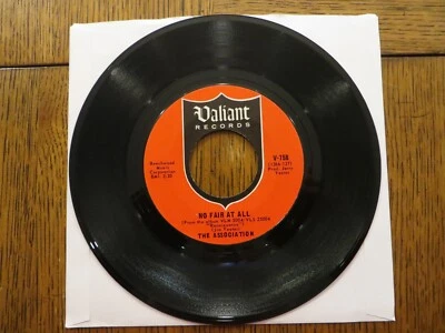 The Association – No Fair At All / Looking Glass - 1967 Valiant V-758 7" Single - Image 1 of 2