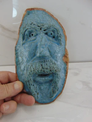 Máscara facial extraña, cerámica artística de arcilla, colgante de pared, hecha a mano en Georgia esmaltada Foto 1 de 3