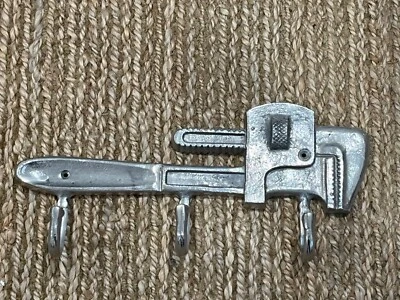 Percha para abrigo o herramientas en forma de llave - Metal 16"L con 3 ganchos ¡Muy inteligente! Foto 1 de 3