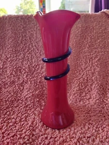 Jarrón vintage de vidrio de tango rojo con altura de arrastre azul aplicado 7,5 pulgadas - Imagen 1 de 4