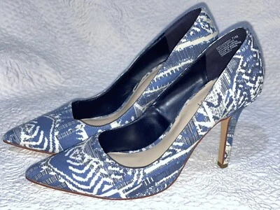 Bombas Jackpot femininas Nine West 7,5 M azul e branco estampa tribal asteca - Imagem 1 de 4