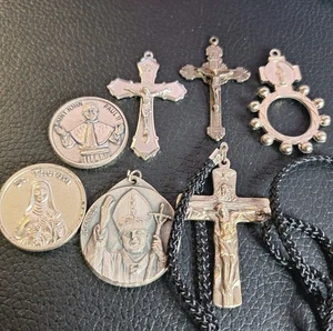 Colgantes y monedas crucifijos vintage de la Ciudad del Vaticano Roma Italia religiosos - Imagen 1 de 17