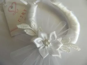 WEDDING GOOD LUCK BRIDAL CHARM-HORSESHOE -WHITE SATIN - LACE FLOWER -HORSESHOE - Picture 1 of 2