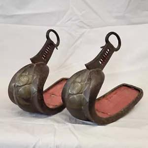 Antiguos estribos de hierro samurai japonés del período Edo con incrustaciones de latón o bronce - Imagen 1 de 8