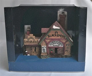 Casa de Navidad con librea de herrería de pueblo iluminada de porcelana vintage nueva en caja - Imagen 1 de 10