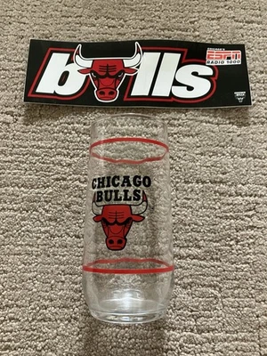 VASO DE VASO Y PEGATINA DE PARACHOQUES VINTAGE DE LOS CHICAGO BULLS DE LOS AÑOS 90 NBA ¡BONITO! Foto 1 de 2