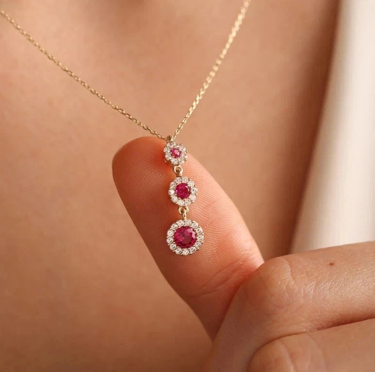 Colgante colgante de diamantes y rubíes simulados de 2 quilates con acabado de oro amarillo de 14 k cadena de 18" Foto 1 de 3