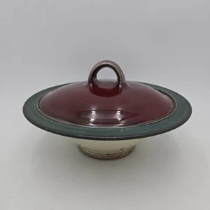 Plato cubierto con tapa de cerámica artística de estudio MICHAEL SMITH | Borgoña, verde y blanco - Imagen 1 de 24