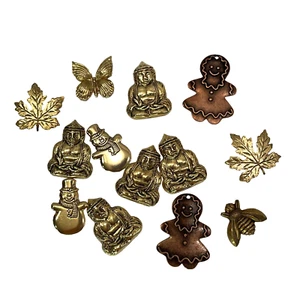 Miniatur Messing & Kupferfarbene Metallabzeichen Buddha Schmetterling Biene Blatt Schneemann - Bild 1 von 6