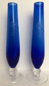 Jarrones de colección con patas de vidrio soplado azul cobalto con flores grabadas hechos en Japón - Imagen 1 de 3