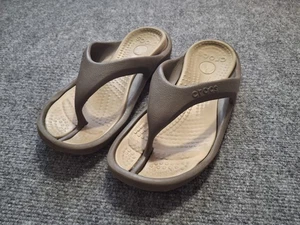 Scarpe infradito Crocs uomo taglia 7 donna 9 marrone beige sandali comodi casual - Foto 1 di 13