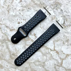 Correa de banda deportiva de silicona de goma suave negra con gris suave para Fitbit Versa - Imagen 1 de 5