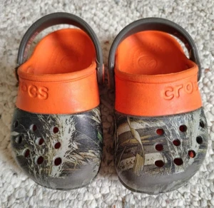 CROCS CLASSIC KID'S CLOGS GREEN CAMO ORANGE TODDLER/BABY SIZE 6 ALL TERRAIN - Picture 1 of 4