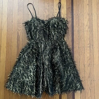 Nuevo con etiquetas Vestido Maniju Negro Dorado Metálico Volantes M Medio Cóctel Flecos Brillo Foto 1 de 4