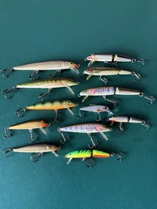 Konvolut 12 Jerkbaits verschiedene Farben & Größen hängend versenkend verbunden - Bild 1 von 15
