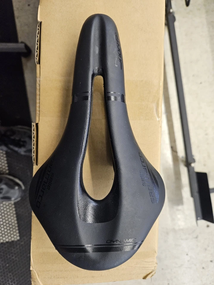 SILLÍN CORTO ABIERTO DE CARRERAS SELLE SAN MARCO ASPIDE - NEGRO MANGANESO ANCHO Foto 1 de 3