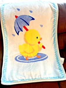 Piccole Meraviglie Anatra Pulcino Con Ombrello Pioggia Bambino Blu Coperta Luxe Pile Lancio. - Foto 1 di 8