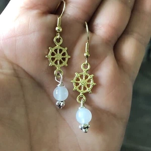 Pendientes colgantes de zeolita de cristal curativo de natrolita de alta vibración con rueda de dharma - Imagen 1 de 5