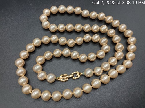 Collana vintage di perle finte firmata GIVENCHY chiusura logo filo annodato a mano 1977