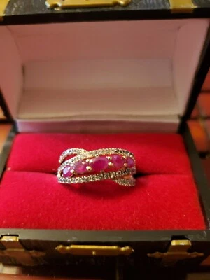 Anillo Colleen Lopez Oro Sólido 10K Rubí y Circón Blanco Talla 8 Nuevo sin Etiquetas  Foto 1 de 4