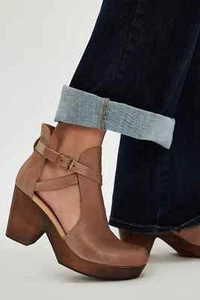 $198 Free People Cedar Leather Women’s Tan Brown Clogs Shoes Size 9 - Picture 1 of 20