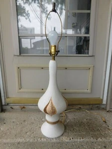 VINTAGE MID CENTURY BEAUTIFUL DANISH TEXTURED TABLE LAMP W/GOLD ACCENTS - Picture 1 of 9