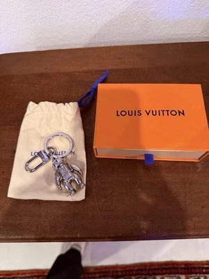 Chaveiro Louis Vuitton novidade prata homem do espaço astronauta com caixa e bolsa de armazenamento em perfeito estado - Imagem 1 de 4