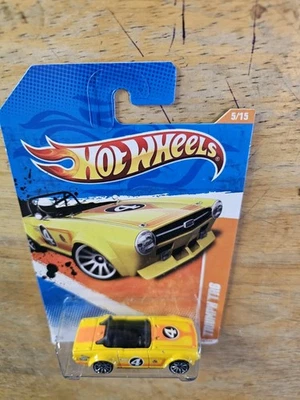Hot Wheels Triumph Tr6, Amarillo; 2011 Track Stars Series 5/15 Foto 1 de 4