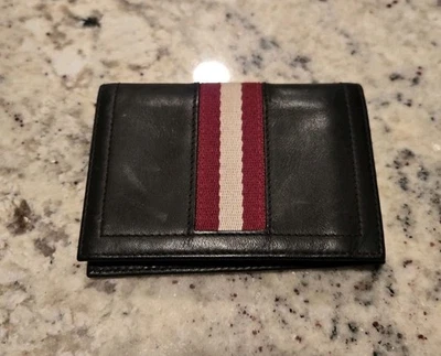 Estuche para tarjetas de visita y identificación plegable BALLY cuero negro, logotipo a rayas usado en excelente estado Foto 1 de 4