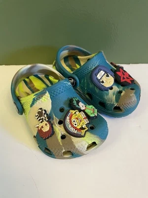 Crocs Baby Size 2/3 Infant Green, Blue, White Tie Dye. Pre Owned - Image 1 of 4