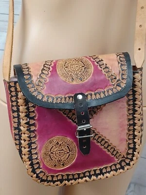 Bolsa de ombro de couro em relevo calendário asteca bege rosa tamanho 7 x 6 - Imagem 1 de 4